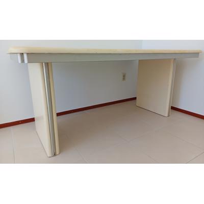 Een stevige mdf tafel. De poten kunnen worden afgeschroefd.