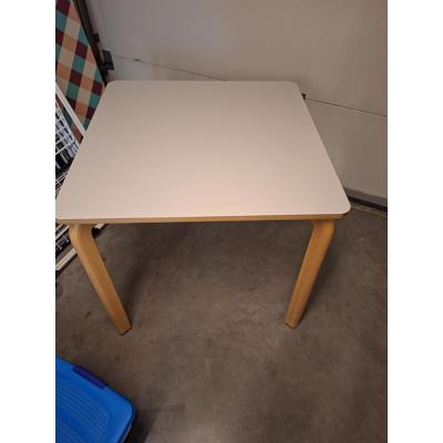 Tafel met wit formicablad en beuken poten