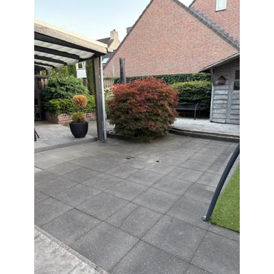 85 terrastegels en 125 betontegels