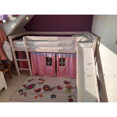 hoogslaper met glijbaan en gordijntjes