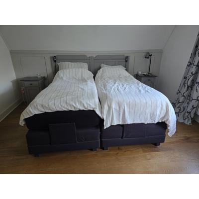 Twee éénpersoons boxsprings 90x210