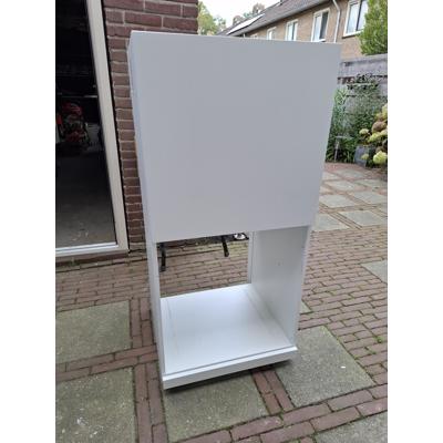 witte kast met 1 deur en 1 open vak.