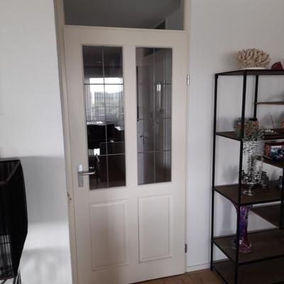 Gratis opdekdeur wit hout met glas en lood