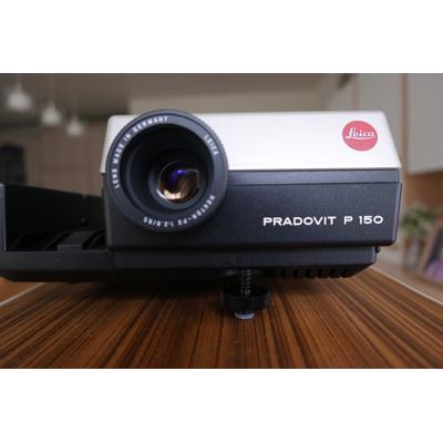 Diaprojector, tafel en projectiescherm
