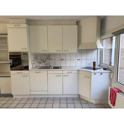 Witte basic keuken met o.a. vaatwasser, kookplaat en oven