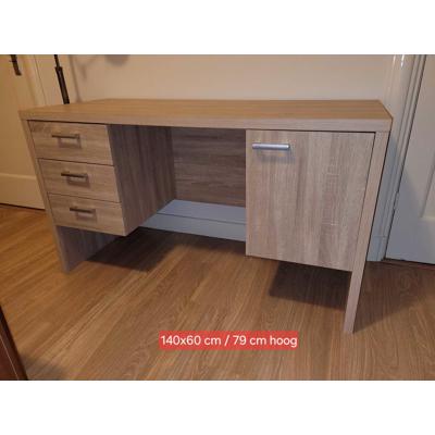 2 houten bureaus
