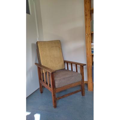 oude houten rookstoel met kussens