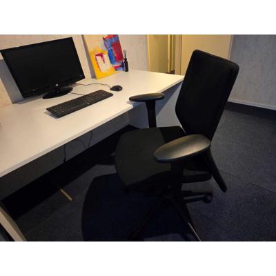 Bureautafel,  stoel en ladekast