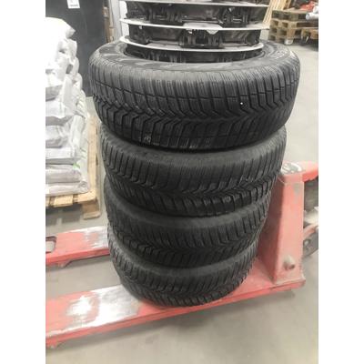 Winterbanden stalen velg en sierdoppen