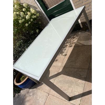 Leuke tuintafel met glasplaat 