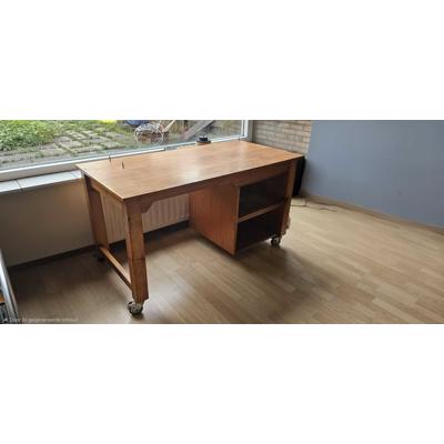 Solide bureau met gebruik sporen