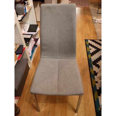 Lichtgrijze (eettafel)stoelen