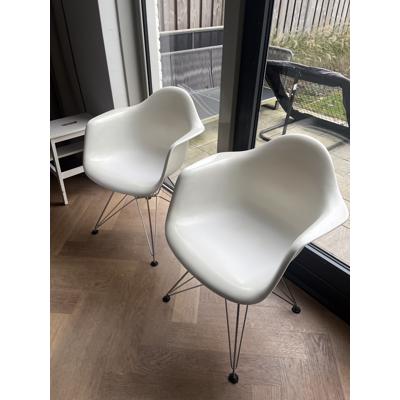 5 witte kuipstoelen
