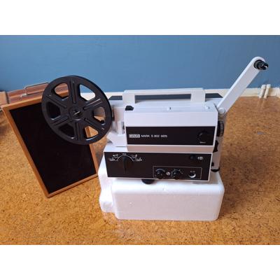 8mm filmprojector met losse luidspreker.