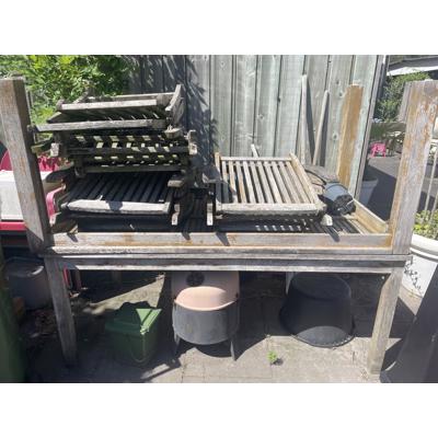 Gebruikte hardhouten tafels en stoelen