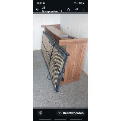 Hoog laag bed ,elektrisch met lattenbodem en ombouw 90x210