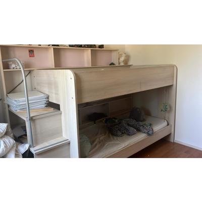 Stapelbed met opbergruimte (LET OP - een aantal planken zijn beschadigd, twee zijn kapot)