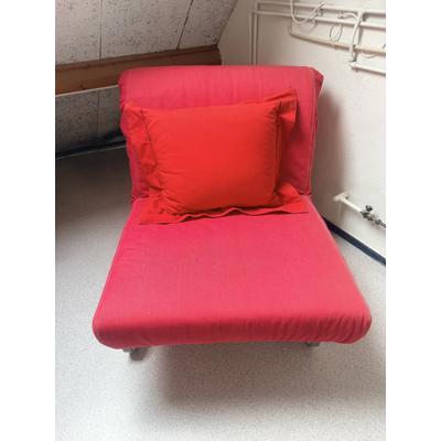 Rode eenpersoons stoelen / logeerbedden