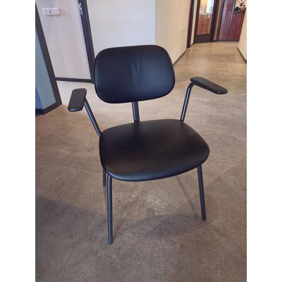 8 stoelen, lichte gebruikssporen 