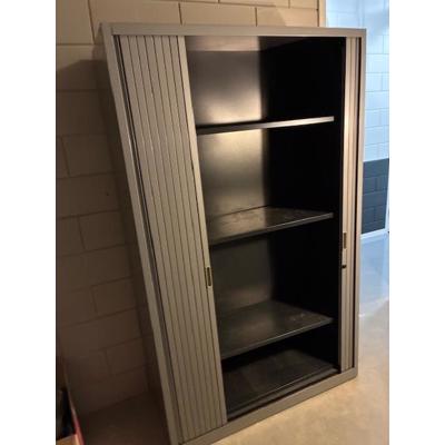 Grijze kantoorkast met schuifdeuren