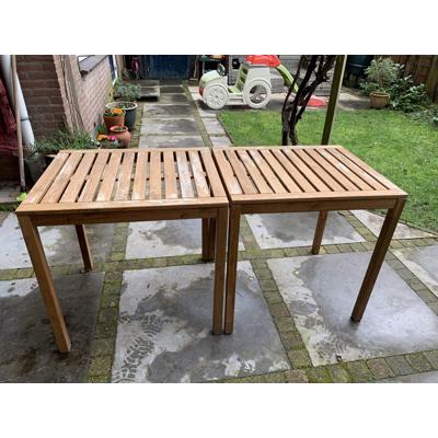 Twee tuintafels
