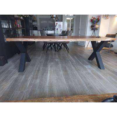 Eettafel met stalen poten 