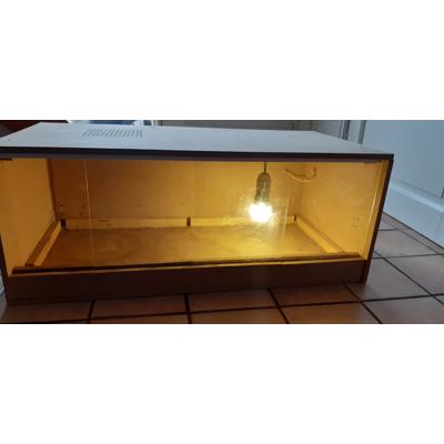 Terrarium met glazen schuifdeurtjes