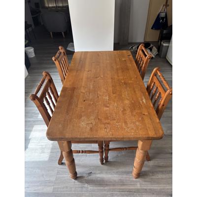 Eettafel + 4 stoelen