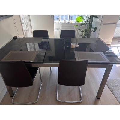 Eettafel van glas en RVS