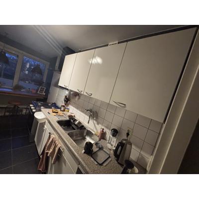 Witte keukenkasten gratis af te halen, zelf demonteren