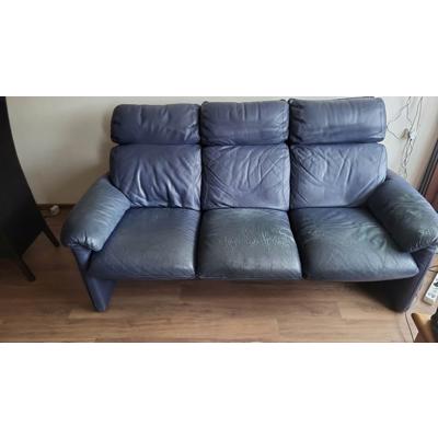 Heerlijke blauwe 3 zitsbank. Lijkt gemaakt om heerlijk liggend op te relaxen