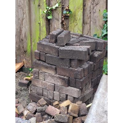 Klinkers 5×20.  8 vierkante meter daarbij nog een stapel halve steentjes