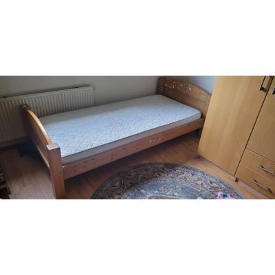 Aangeboden Houten bed 90 bij 200