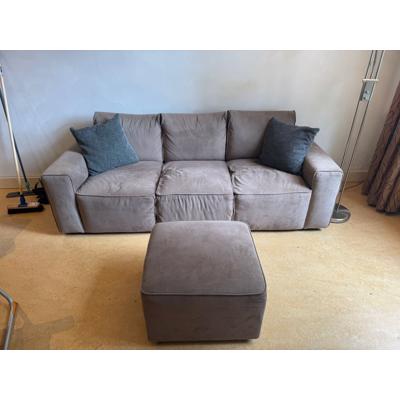Nette bruine driezitsbank met hocker / poef