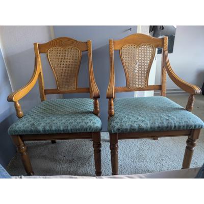 2 mooie stoelen. Eventueel opknappen 