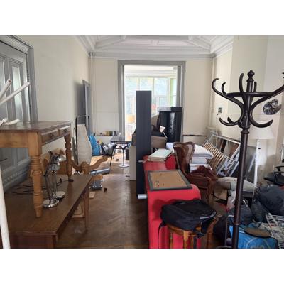 Meerdere tafels en andere meubels