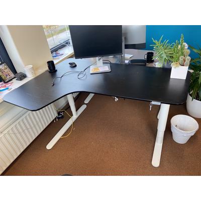 2 Grote elektrisch verstelbare bureaus