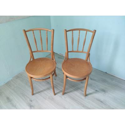 Twee houten stoelen