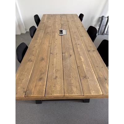 houten tafel met media/elektra doorvoer