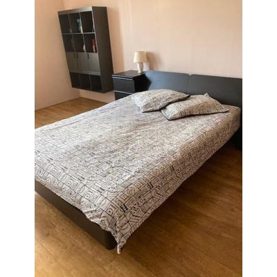 2-pers bed in zwart hout met nachtkastjes