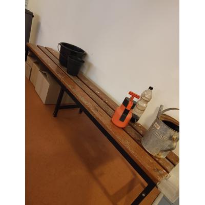 Bankje van metaal en hout