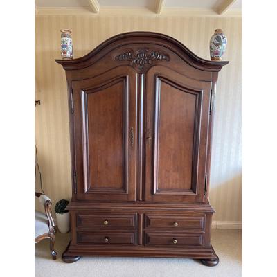 Massief eiken kast. Bestaat uit 2 delen.