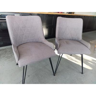 Twee gestoffeerde eetkamerstoelen 