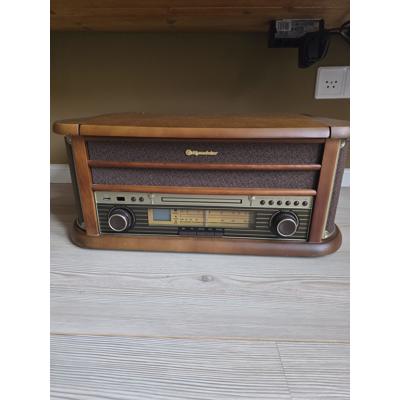 Platenspeler met radio in 1.