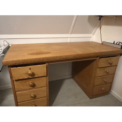 Houten bureau, 8 laden en een bureaustoel 