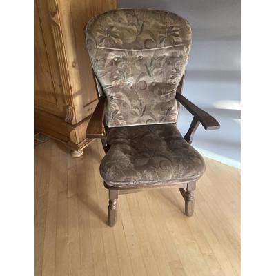 Hoge stoel, goede zit evt met taupe kleur doek erbij