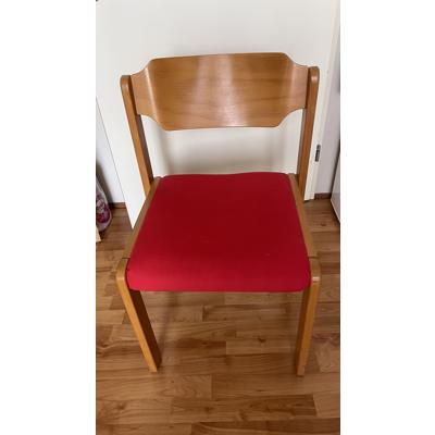 1 eetkamerstoel die overbodig is geworden.