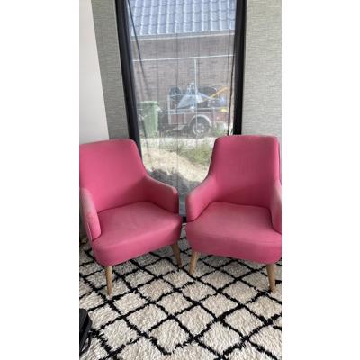 2 roze fauteuils verkleurd  