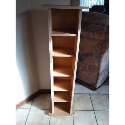 Eettafel met 6 stoelen.  Opbergrek CD's/Video's....