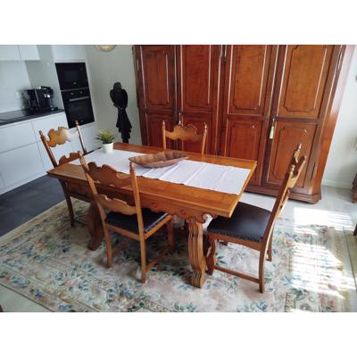 Houten tafel uittrekbaar - Mechelse stijl en 6 bijhorende stoelen met leder bekleed
